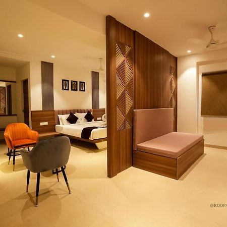 Hotel Veesons Executive Солапур Екстериор снимка