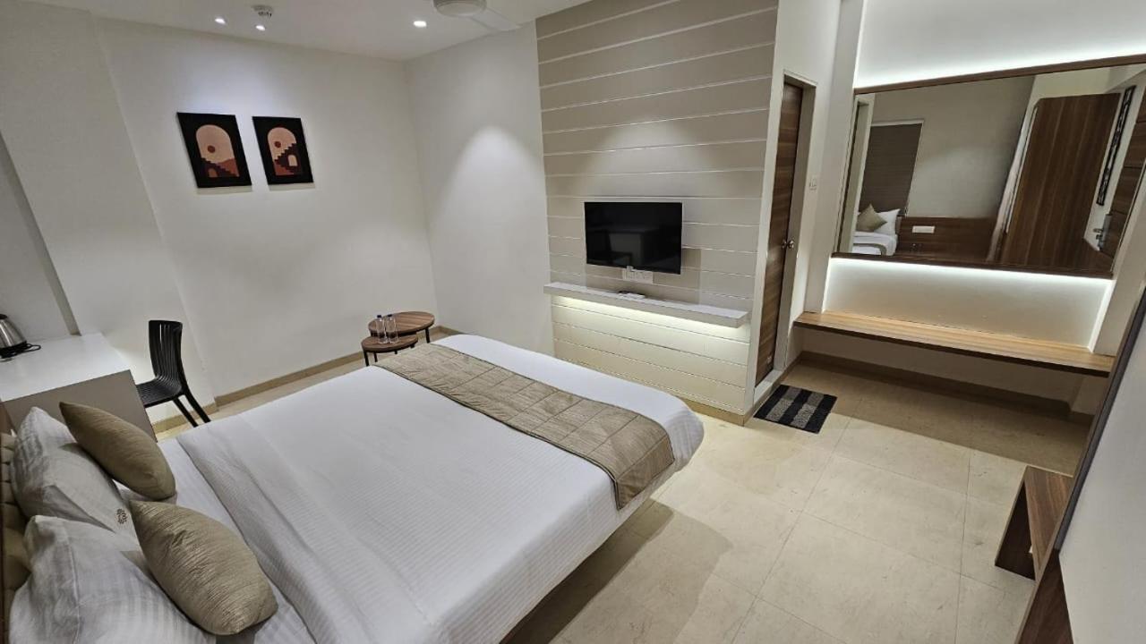 Hotel Veesons Executive Солапур Екстериор снимка