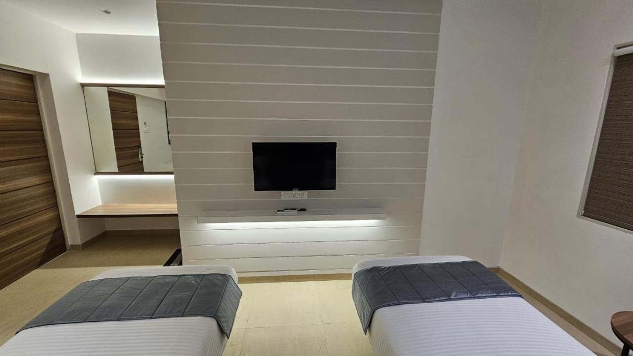 Hotel Veesons Executive Солапур Екстериор снимка