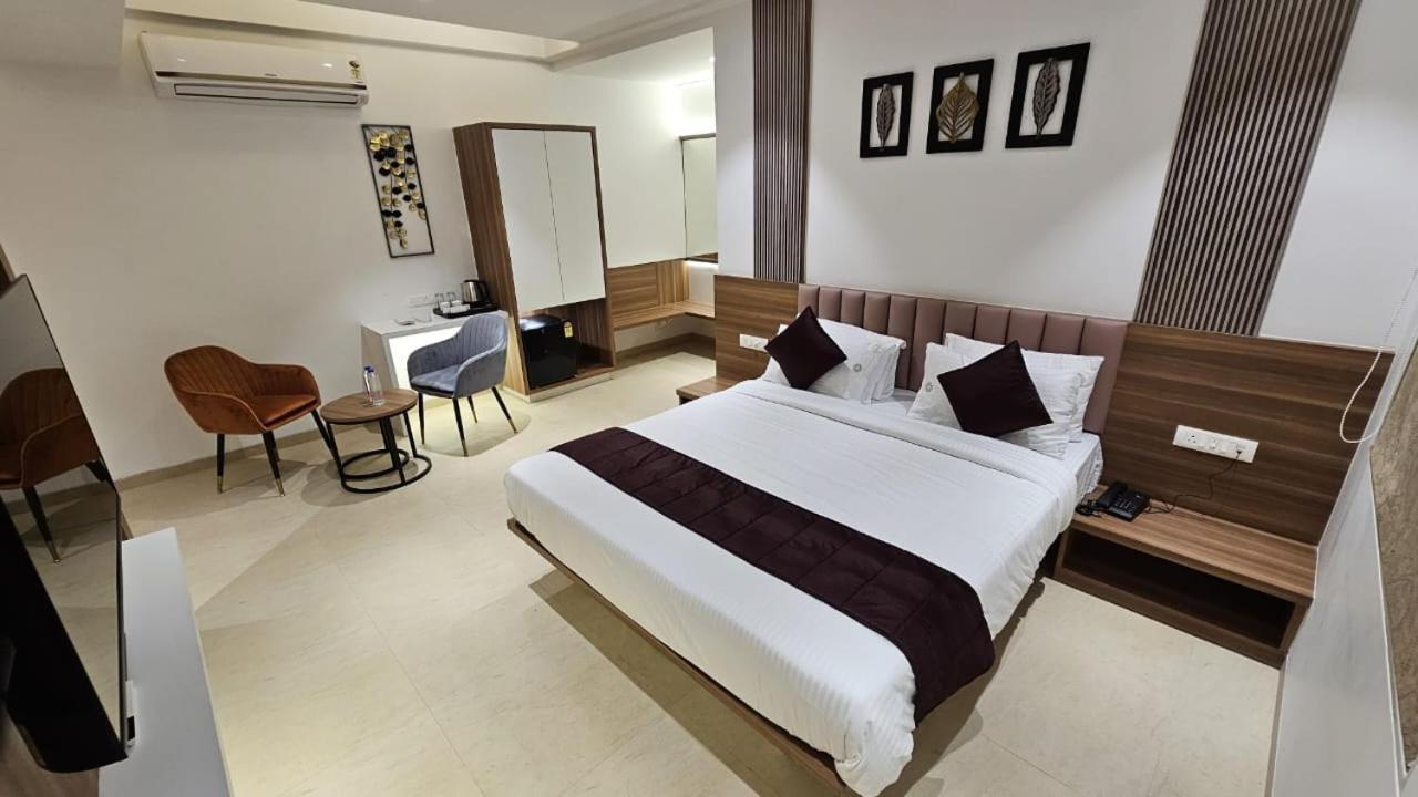 Hotel Veesons Executive Солапур Екстериор снимка