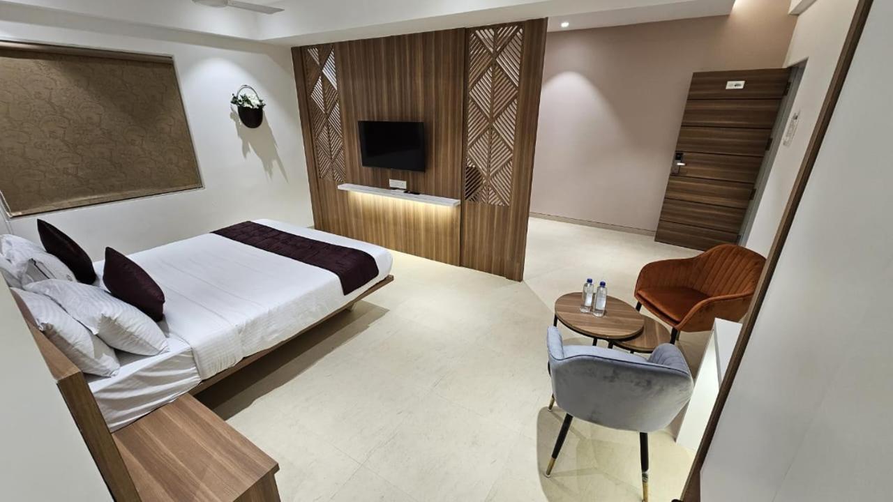 Hotel Veesons Executive Солапур Екстериор снимка
