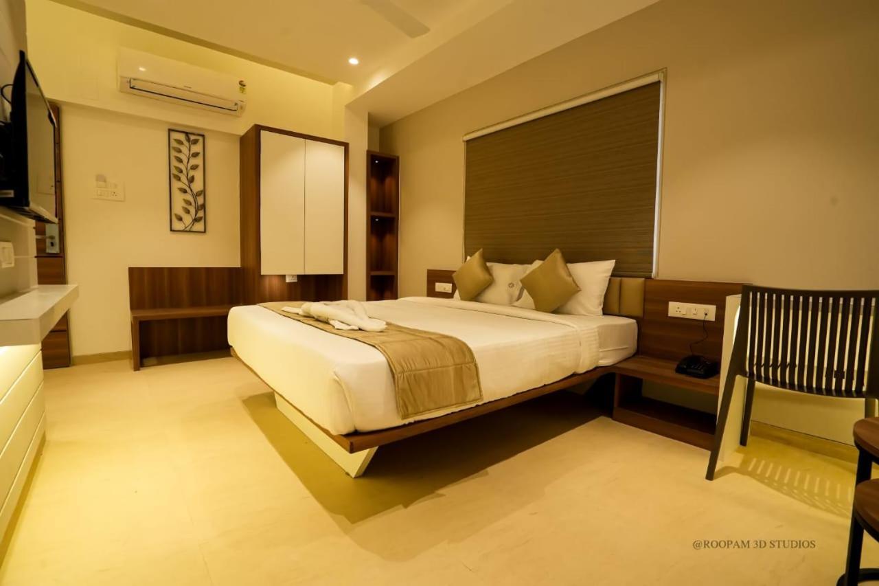 Hotel Veesons Executive Солапур Екстериор снимка