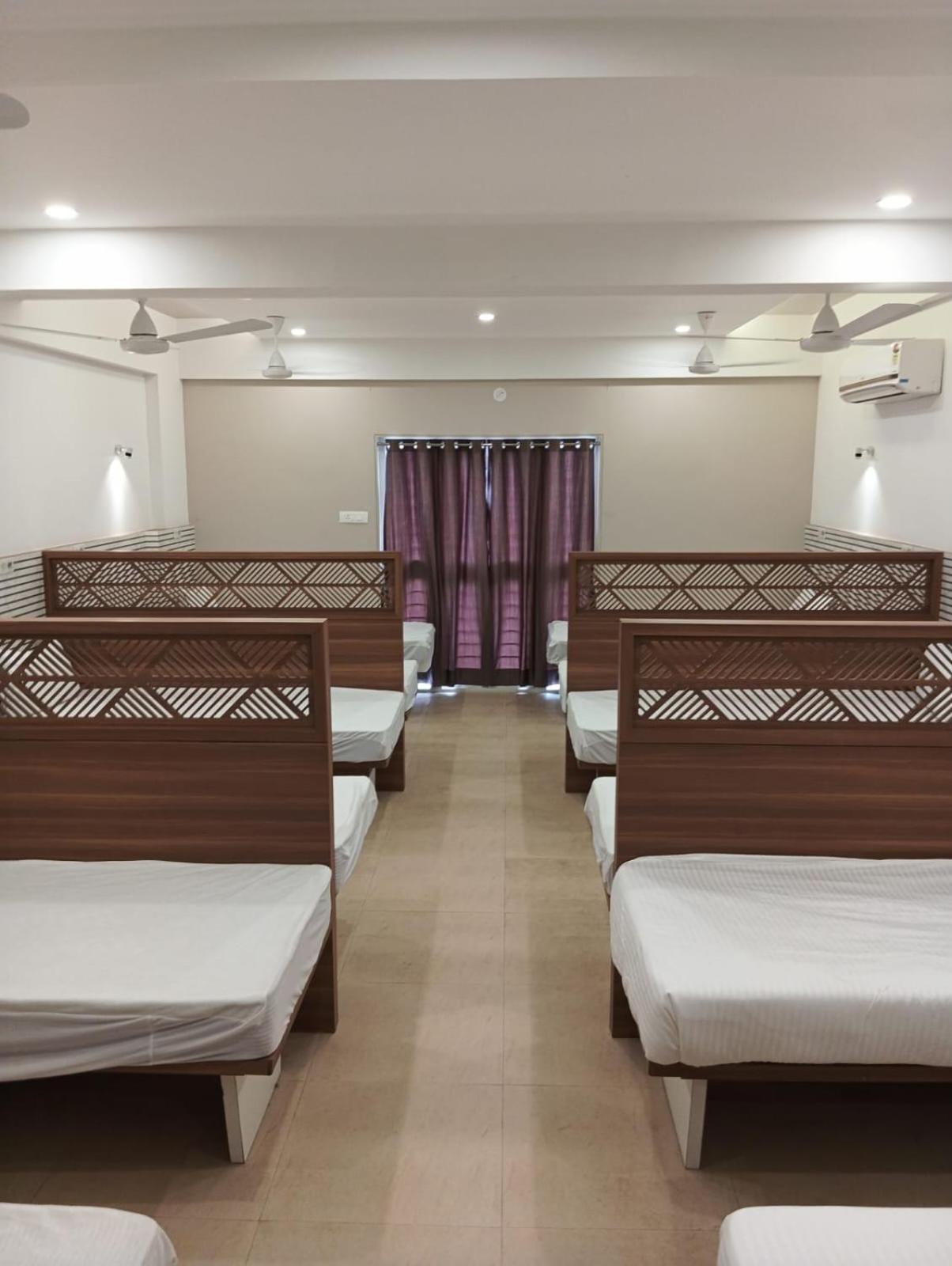 Hotel Veesons Executive Солапур Екстериор снимка