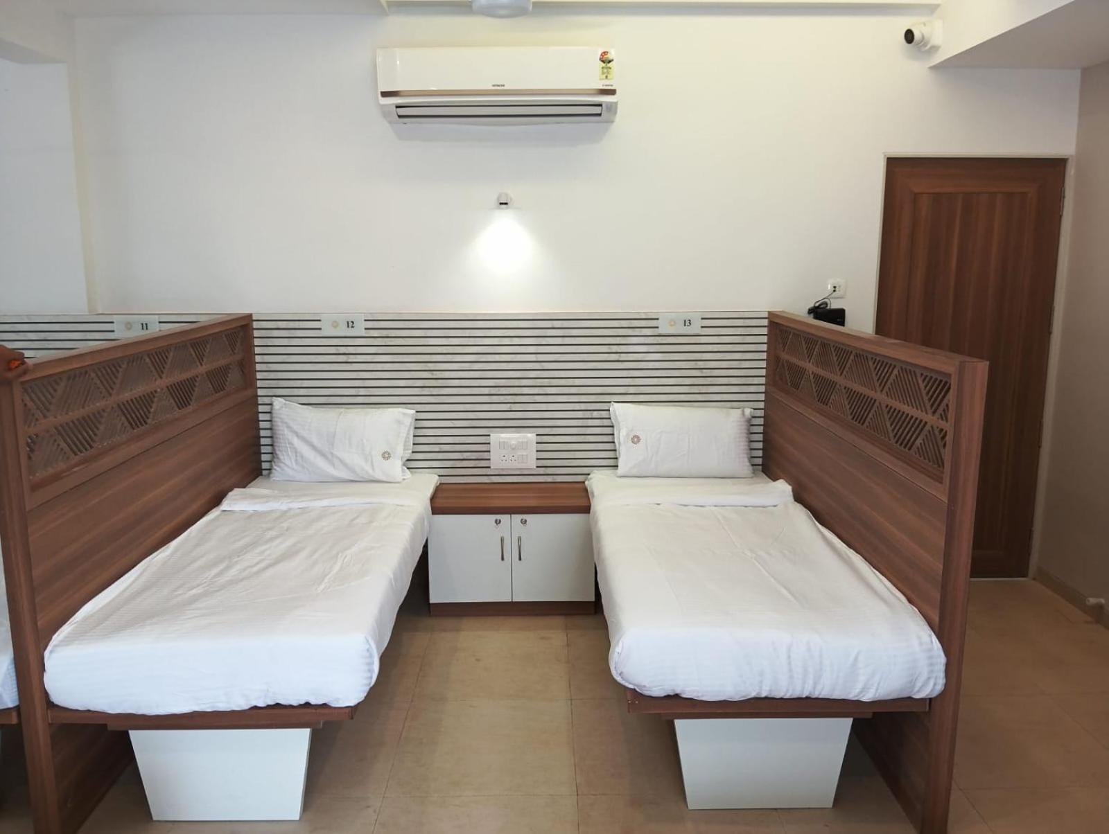 Hotel Veesons Executive Солапур Екстериор снимка