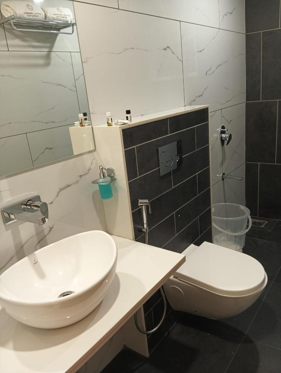 Hotel Veesons Executive Солапур Екстериор снимка