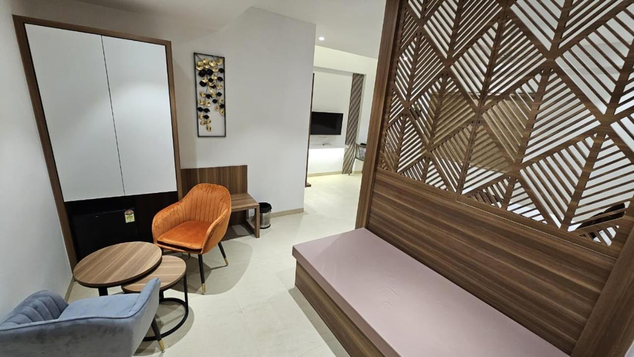 Hotel Veesons Executive Солапур Екстериор снимка
