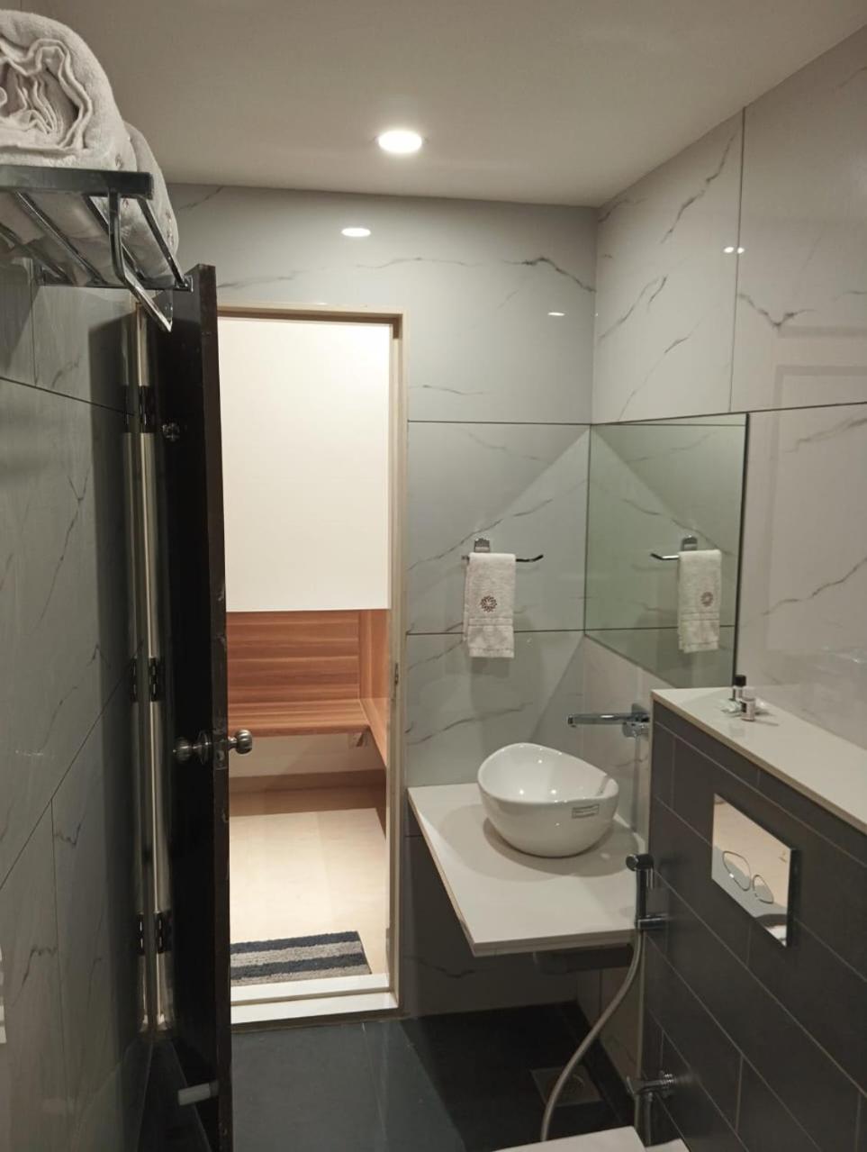 Hotel Veesons Executive Солапур Екстериор снимка