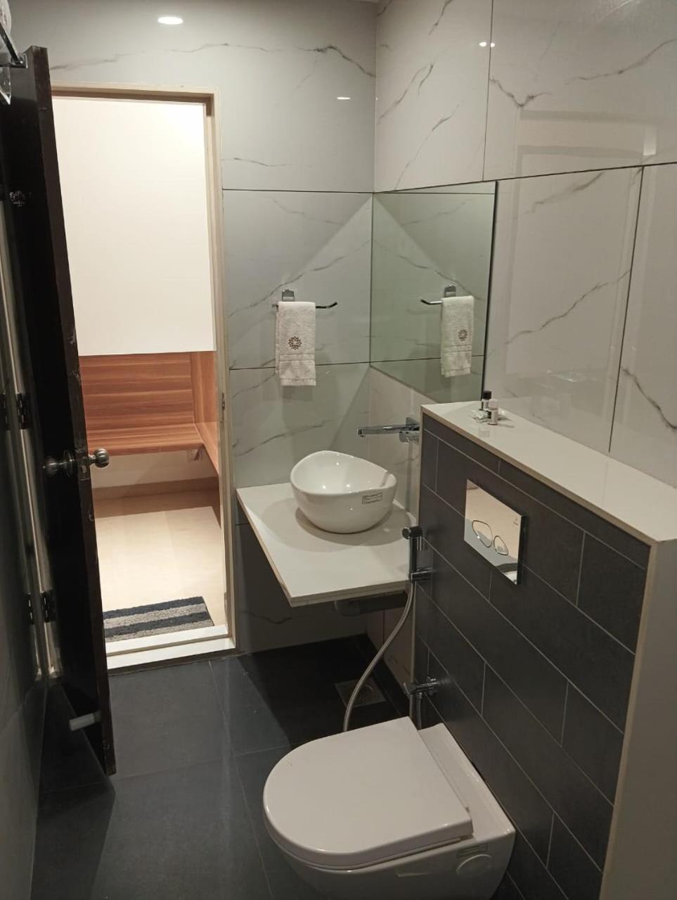 Hotel Veesons Executive Солапур Екстериор снимка