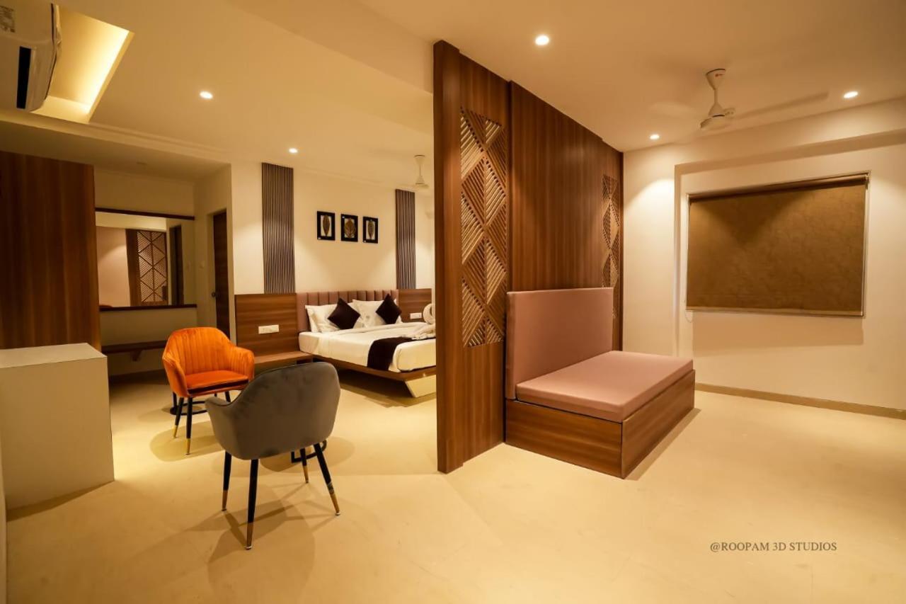 Hotel Veesons Executive Солапур Екстериор снимка