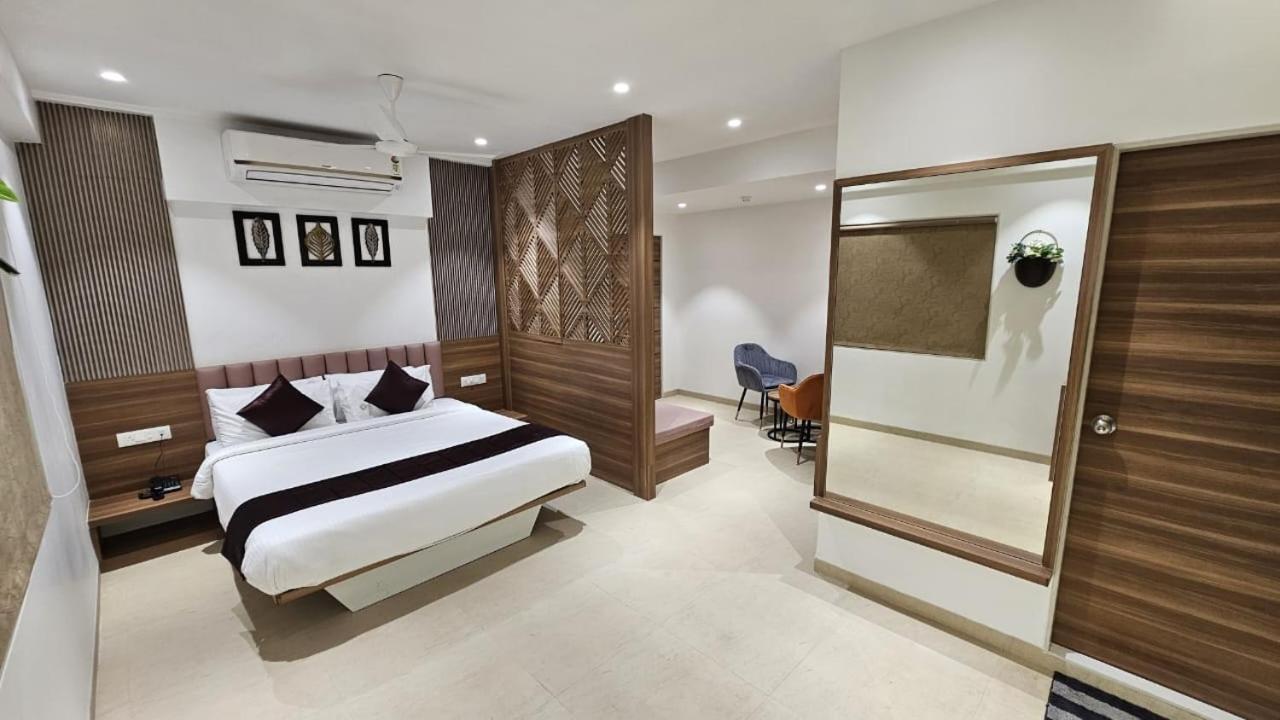 Hotel Veesons Executive Солапур Екстериор снимка