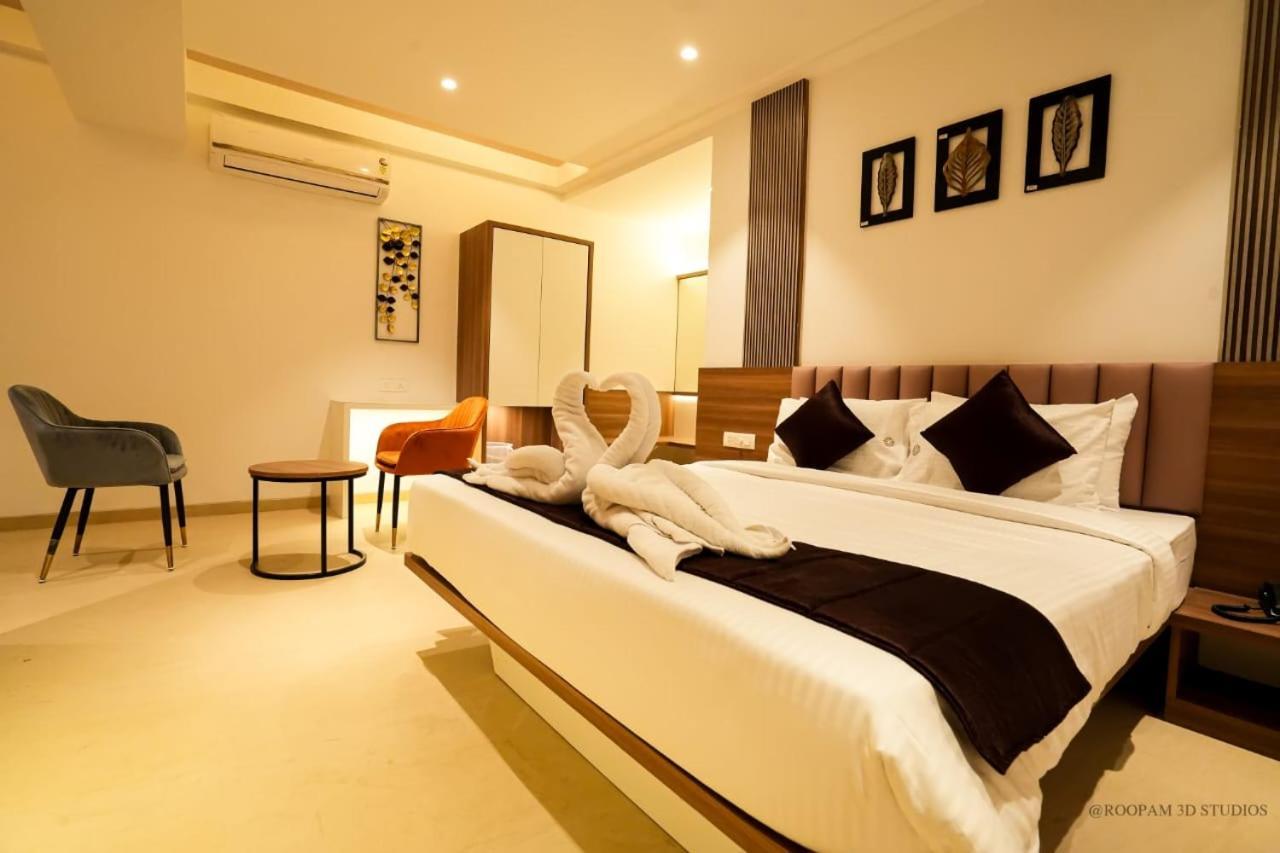 Hotel Veesons Executive Солапур Екстериор снимка