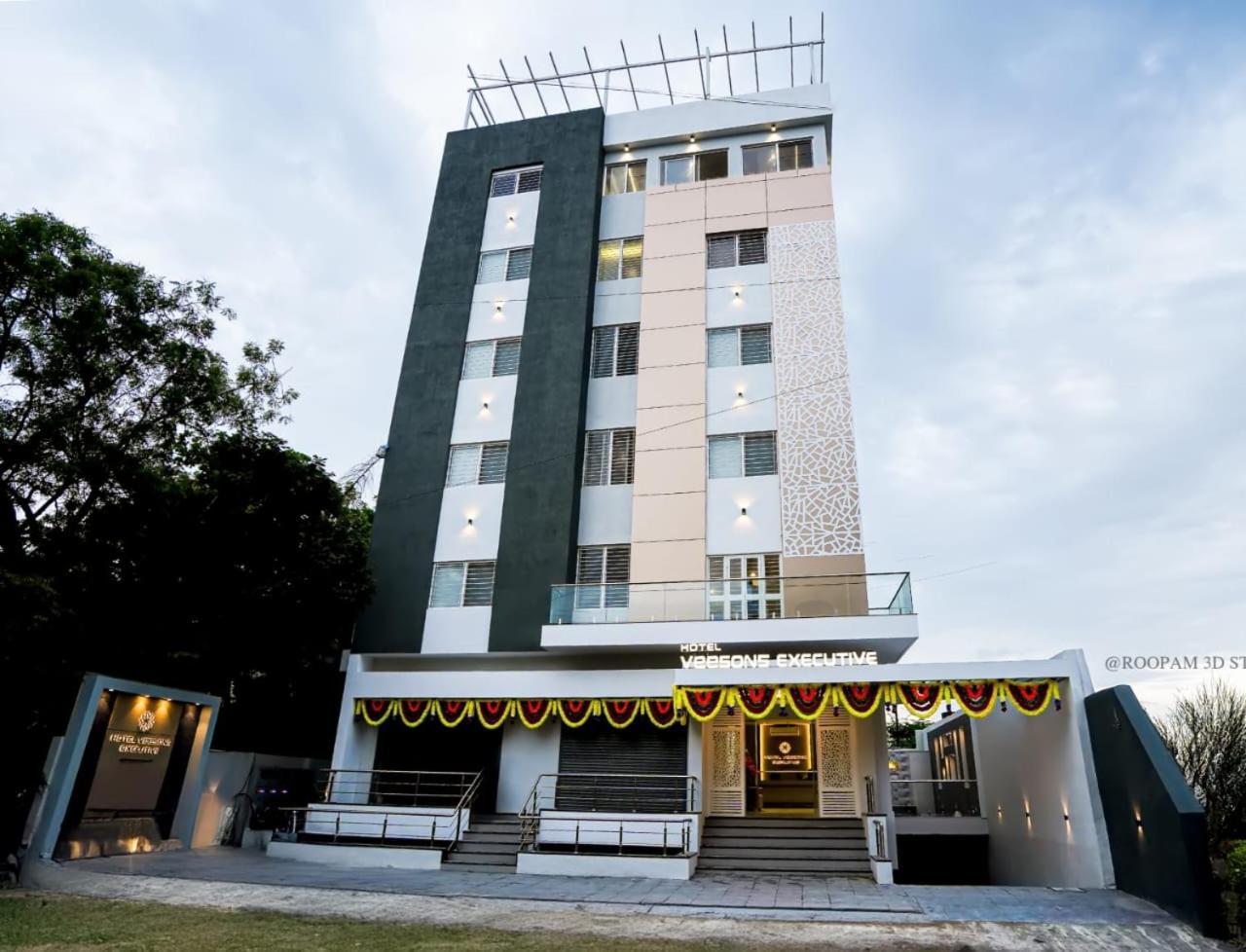 Hotel Veesons Executive Солапур Екстериор снимка